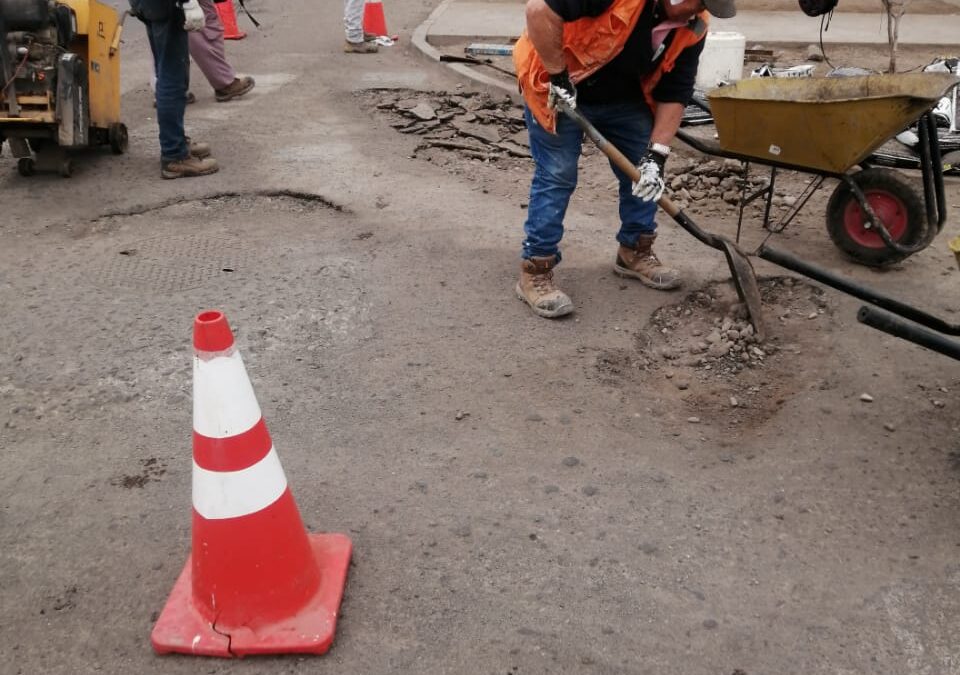 Labores de bacheo mejoran tránsito en calle Juan Martínez