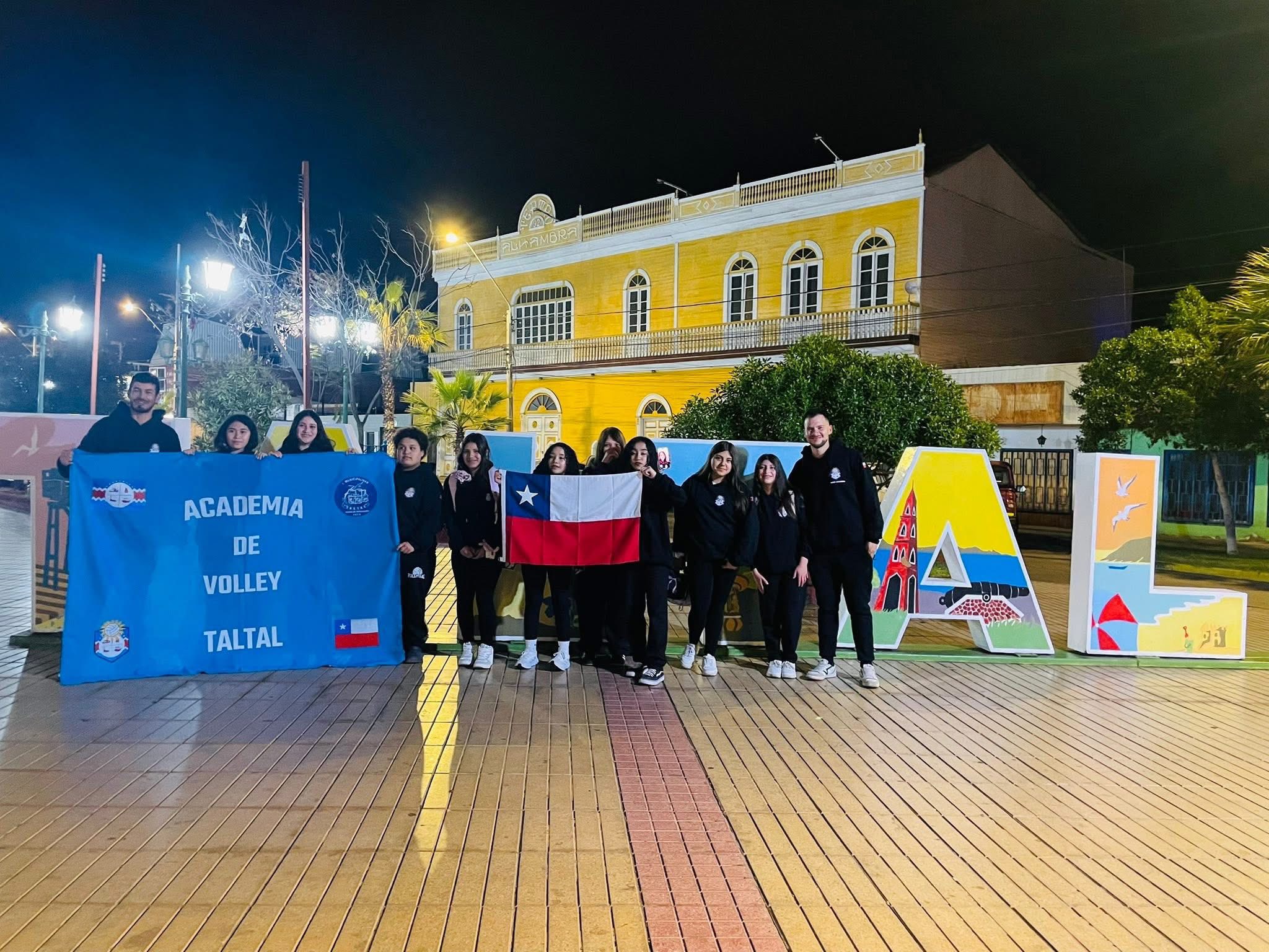 planteltaltalvolley-plazadearmas-pulsocomunal.jpg Plantel y staff de Taltal Volley posan en as icónicas letras volumétricas de la Plaza de Armas de Taltal