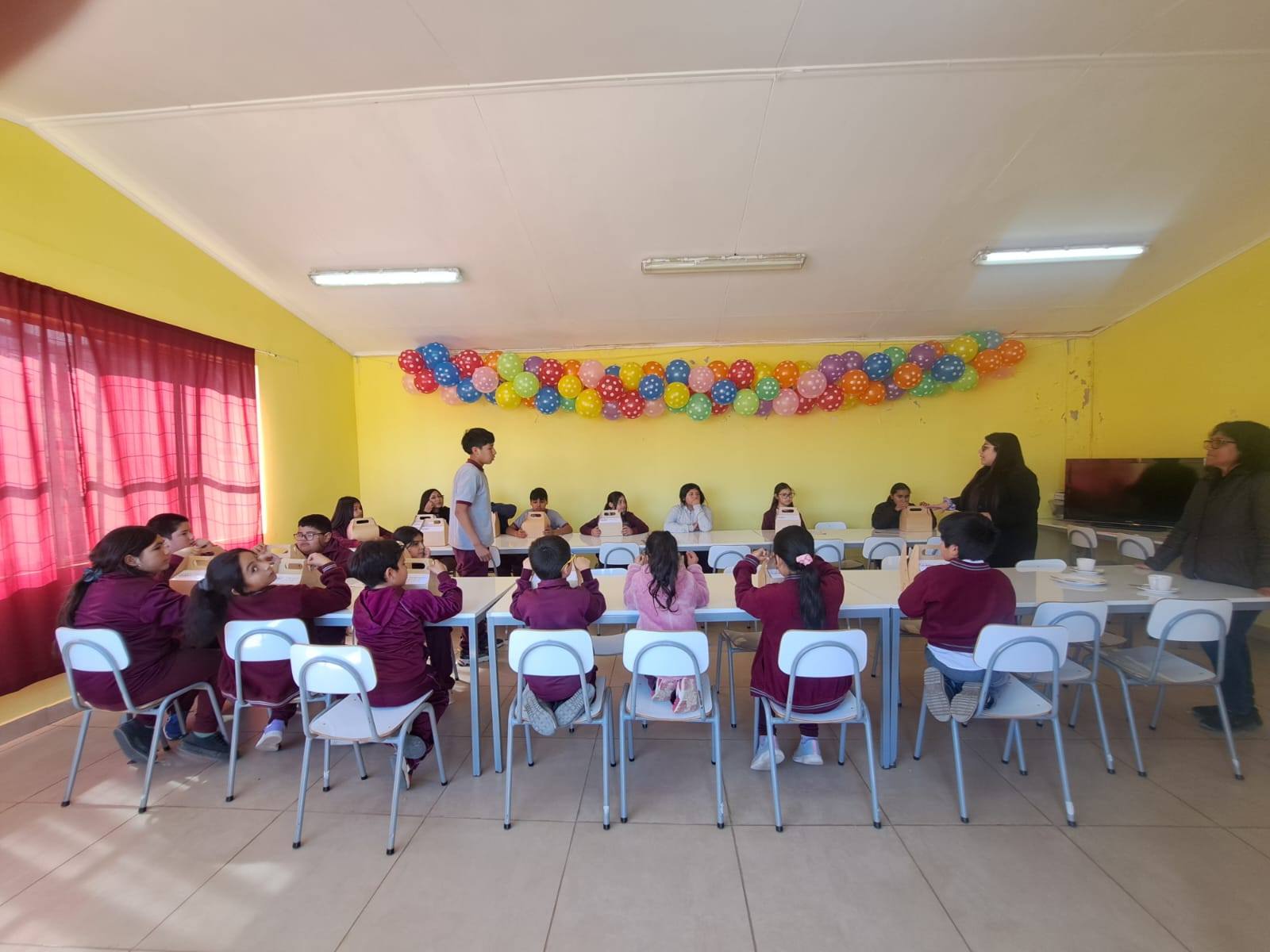 Administrativos y funcionarios del Liceo Politécnico posan en la Plaza de Armas de Taltal