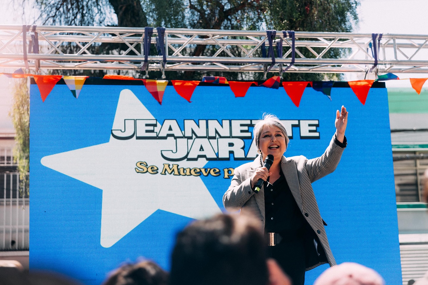 Candidata presidencial Jeanette Jara dando un dicurso público en la ciudad de Calama