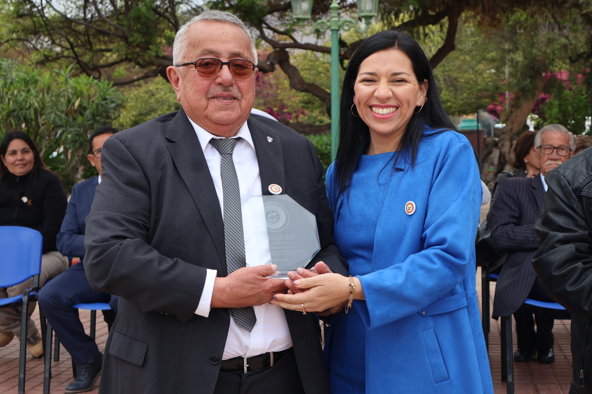 Reconocimiento al profesor Luis Godoy Cuello por su apoyo permanente al establecimiento.