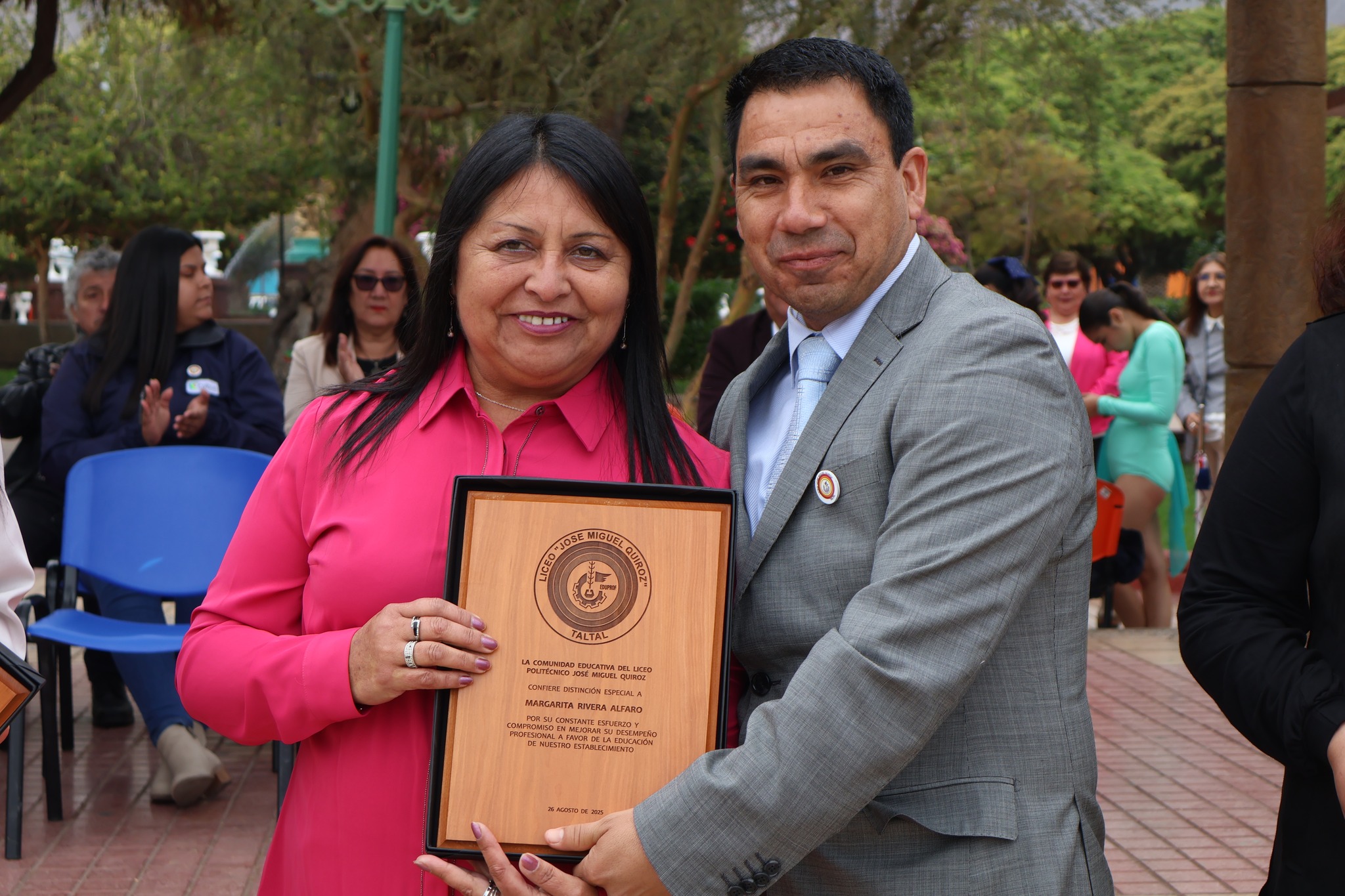 Apoderada recibe distinción especial por su compromiso y aporte al establecimiento.