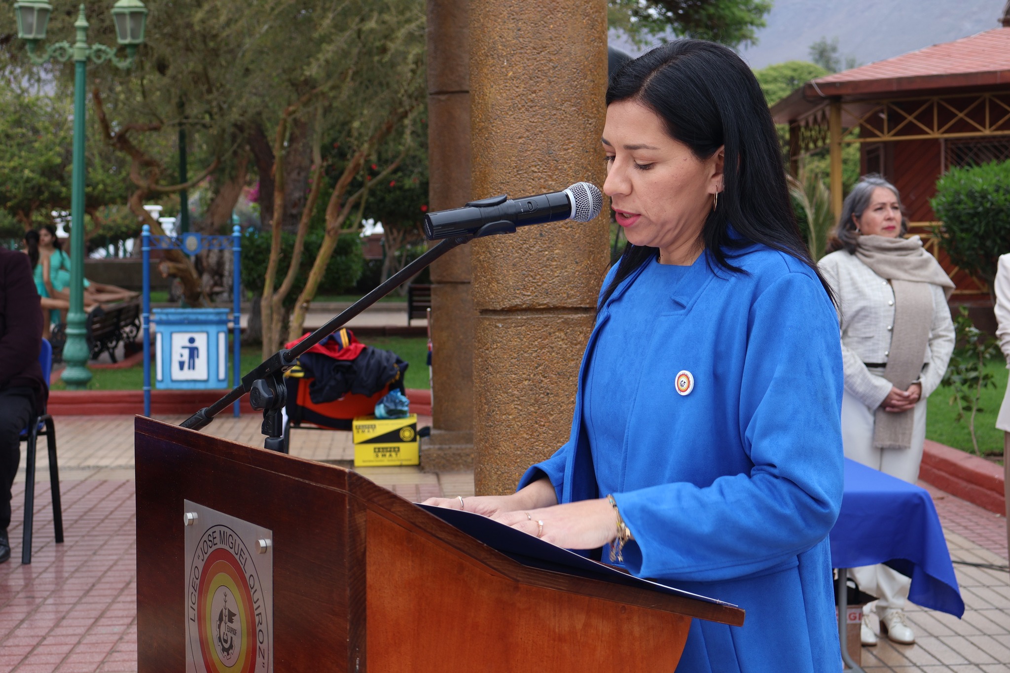 Directora del Liceo José Miguel Quiroz ofrece su discurso en la ceremonia por los 86 años realizada en la Plaza Arturo Prat de Taltal.