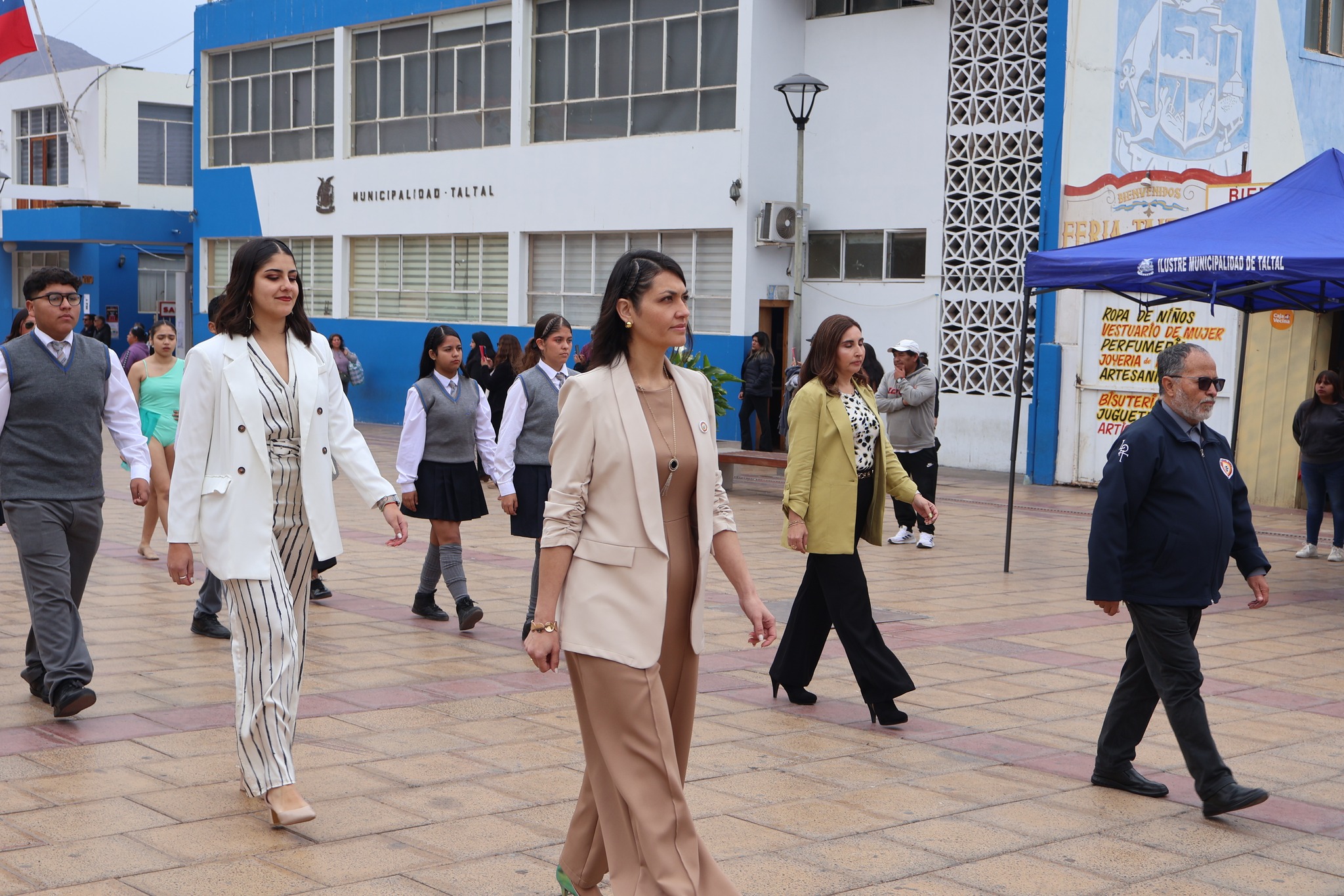 Autoridades y docentes participan del desfile civico por los 86 anos del Liceo Politecnico Jose Miguel Quiroz.