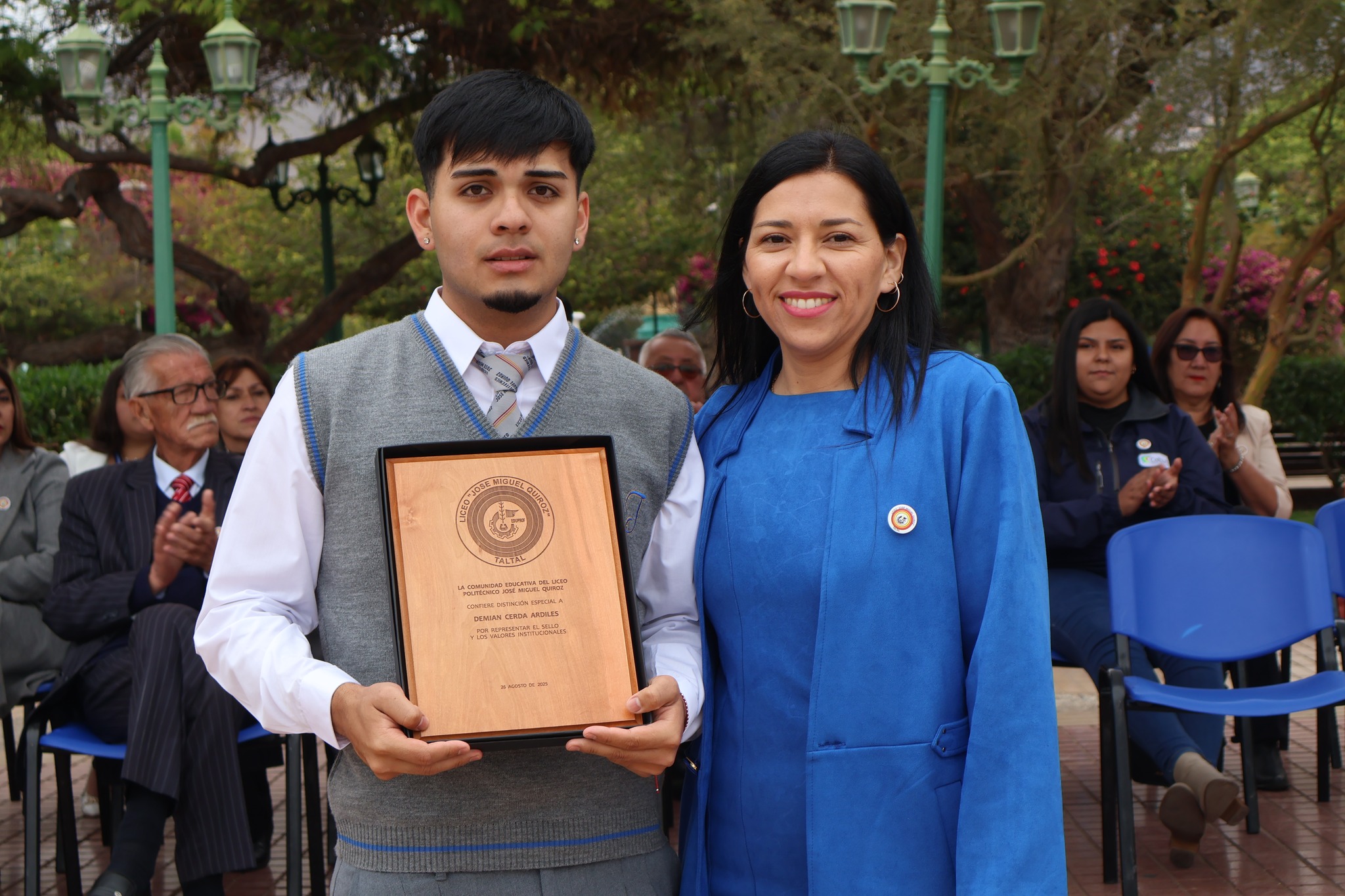 Estudiante recibe distinción por trayectoria y valores institucionales en el acto central.
