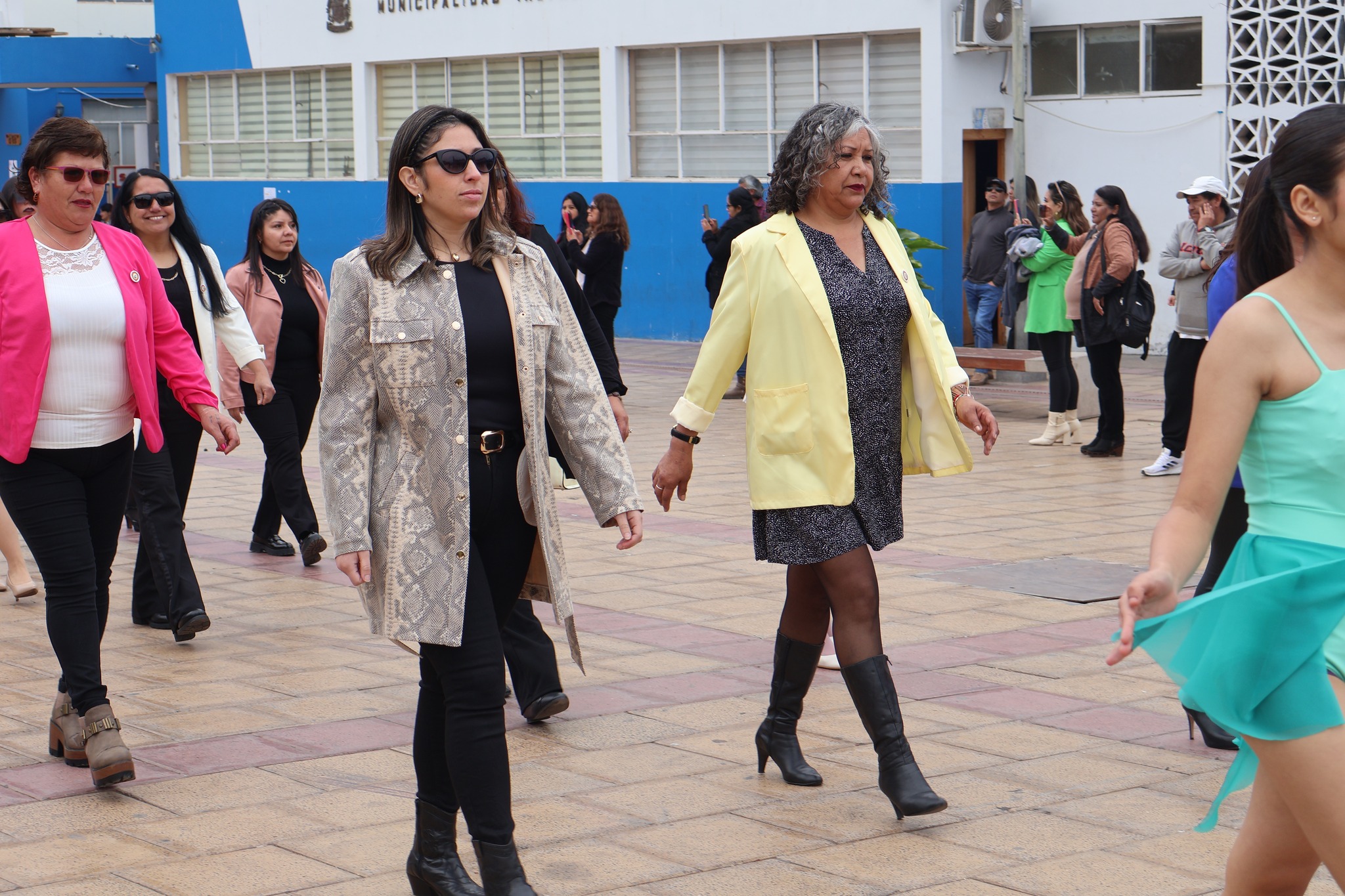 Integrantes del equipo docente avanzan en formacion durante el acto conmemorativo del Liceo Politecnico.