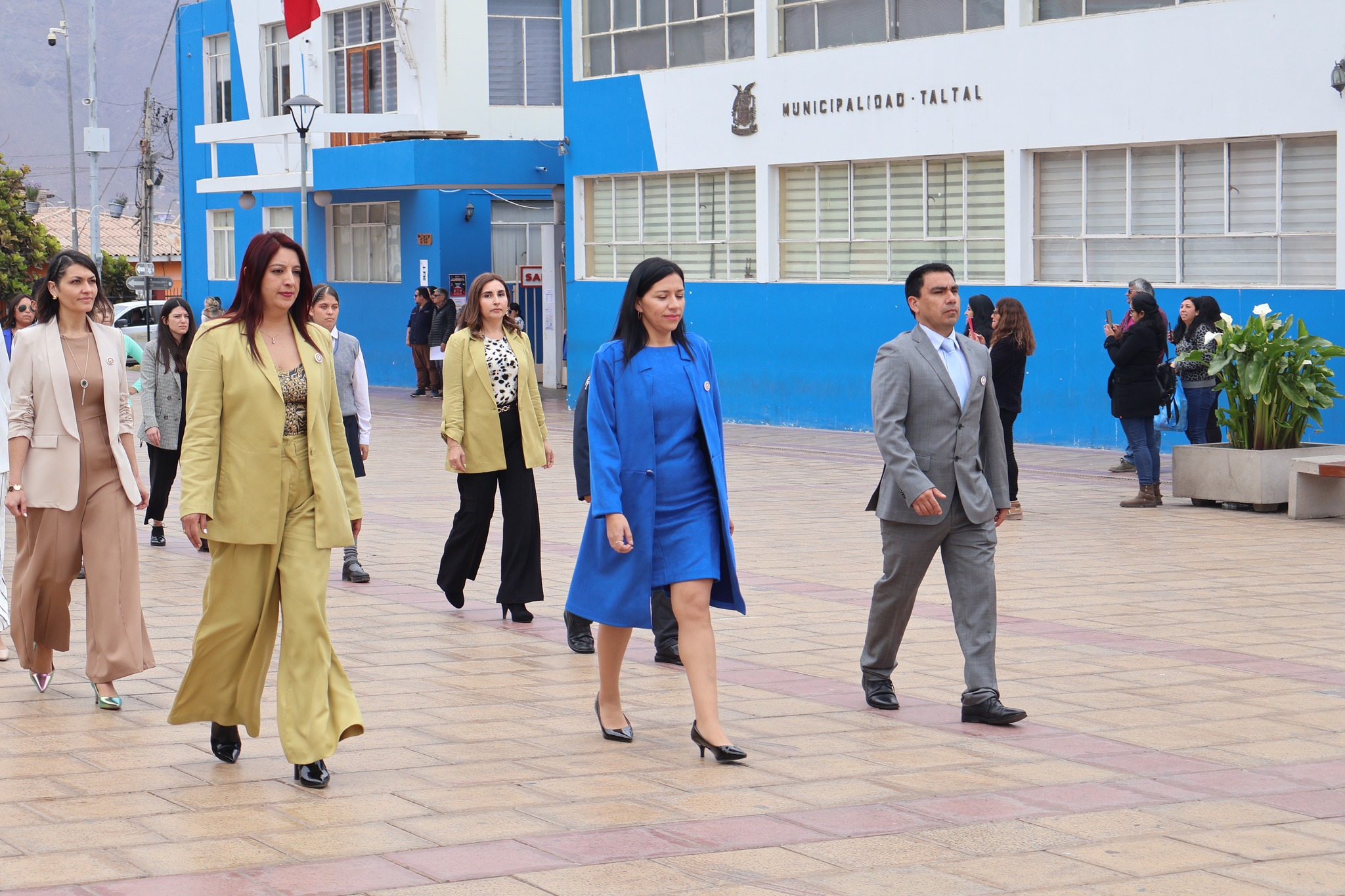 Comunidad y autoridades observan el paso de delegaciones durante la celebracion del 86° aniversario del liceo.