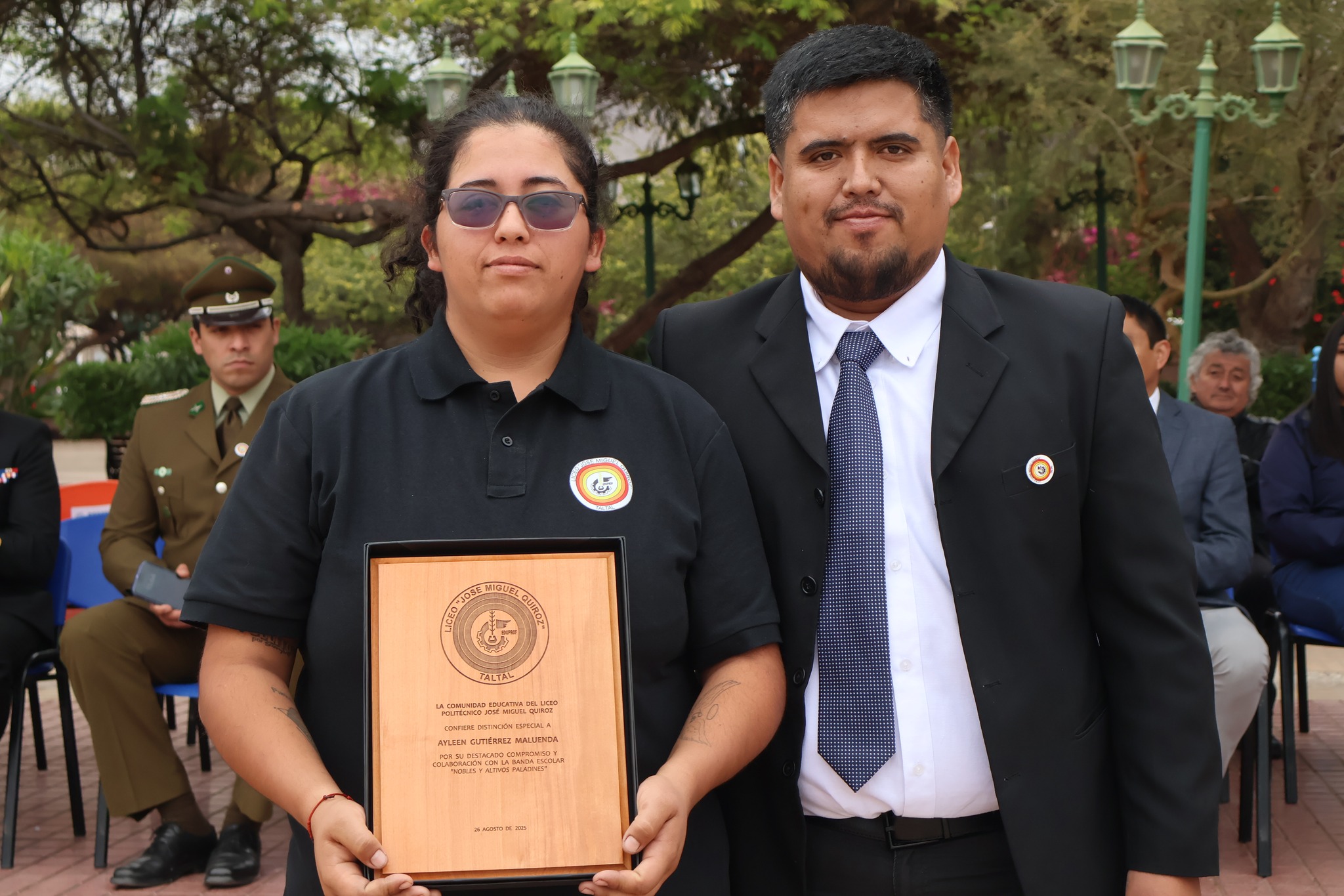 Ayleen Gutierrez Maluenda recibe distincion especial por su compromiso con la banda escolar.