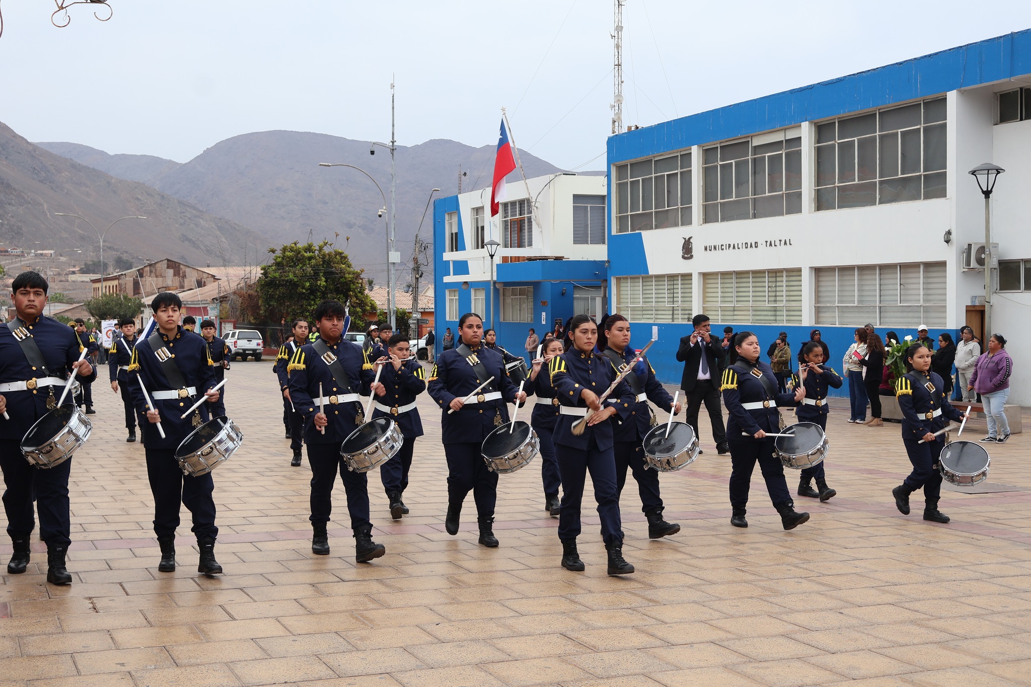 Banda de guerra estudiantil interpreta marchas durante el desfile aniversario del liceo en Taltal.
