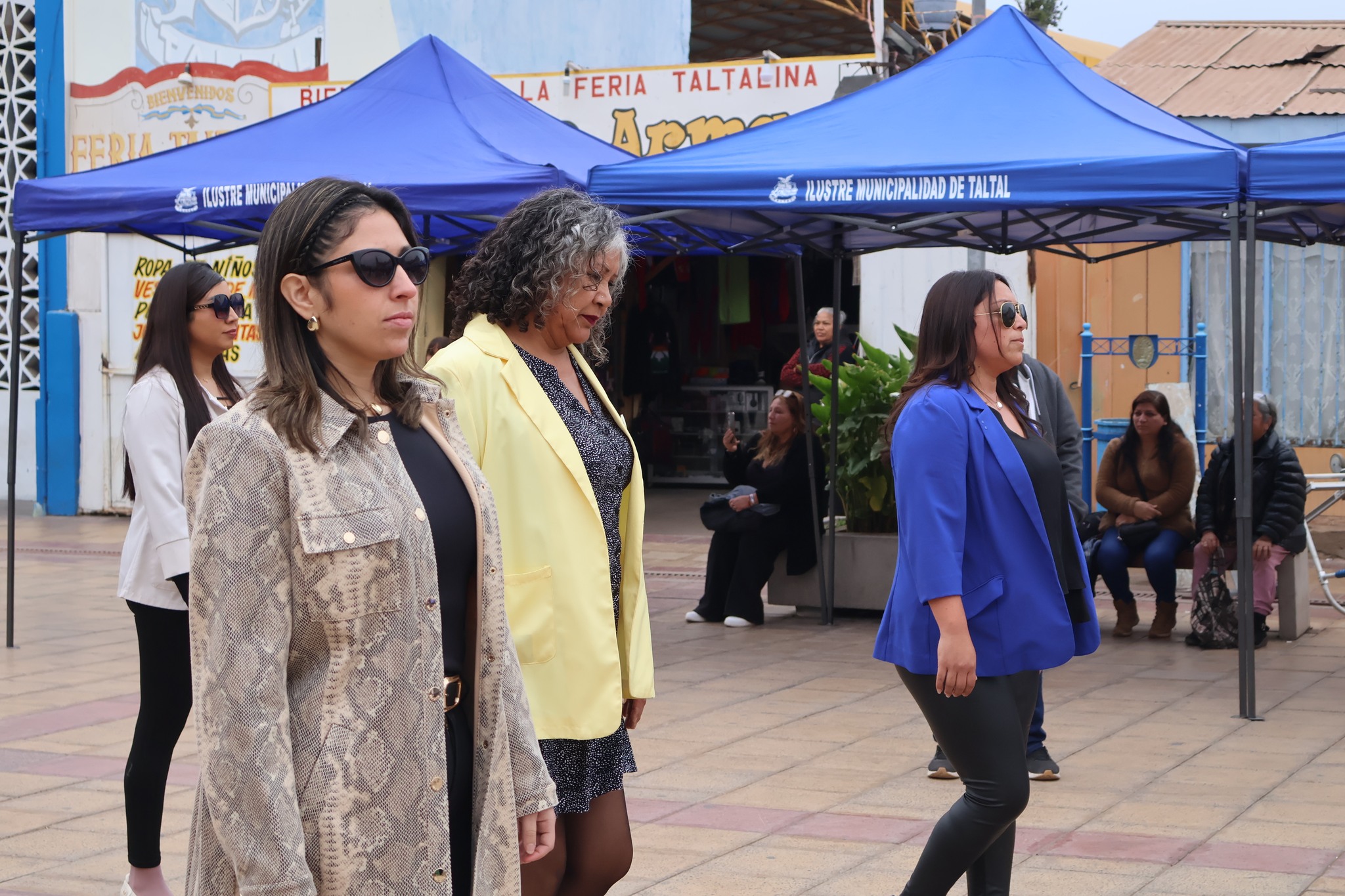 Funcionarias del establecimiento marchan frente a carpas municipales en el desfile de aniversario del liceo.
