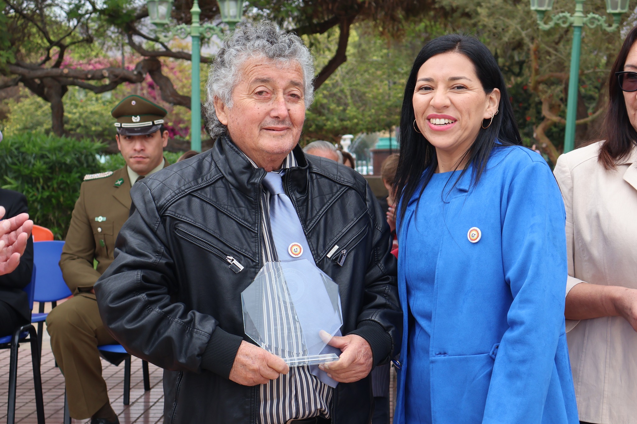 Directora entrega distinción a destacado funcionario Pedro Castillo Rivera durante el acto de aniversario.