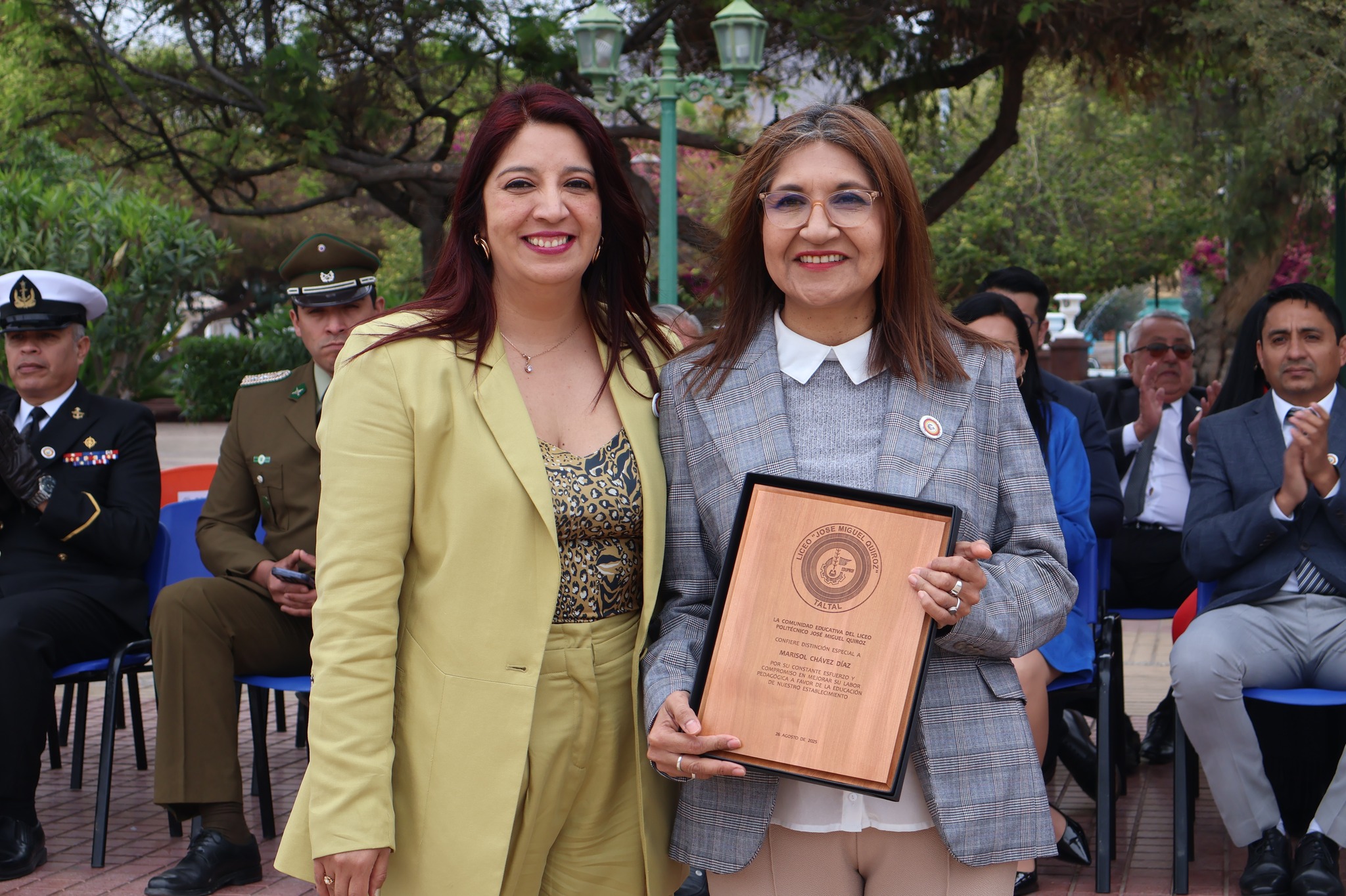 Homenaje a exfuncionario por su contribución histórica al Liceo Politécnico.