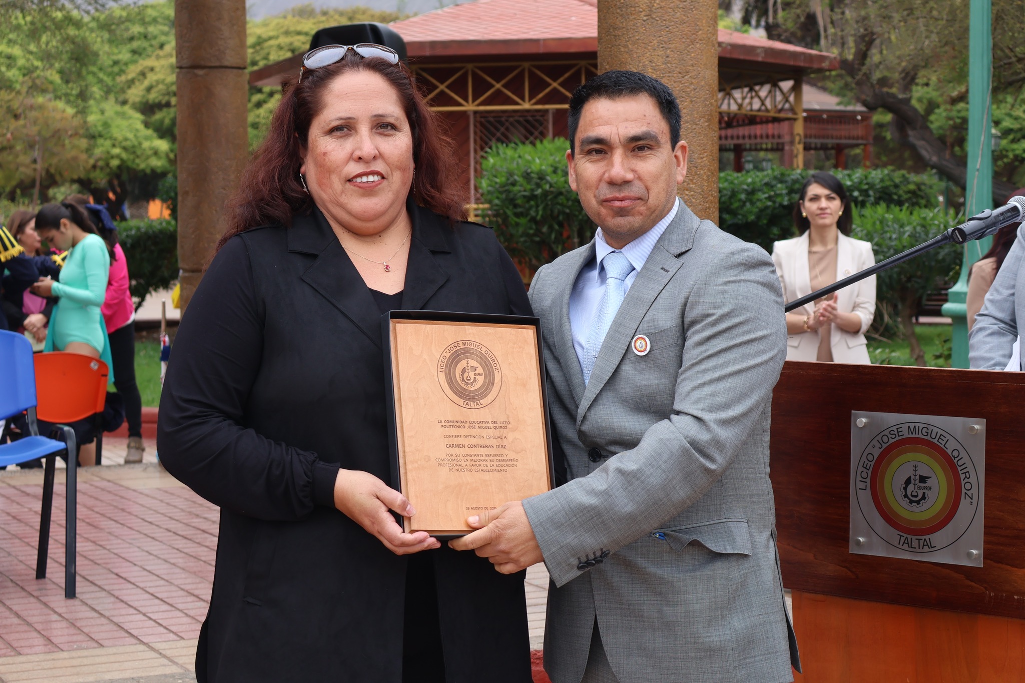 Ceremonia destaca a apoderada por años de compromiso y dedicación a la comunidad escolar.