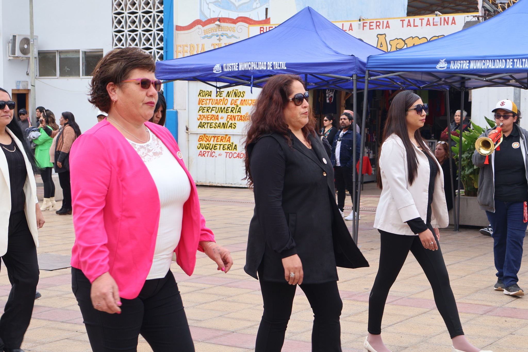 Docentes del Liceo Politecnico Jose Miguel Quiroz desfilan en la Plaza Arturo Prat durante el 86° aniversario en Taltal.