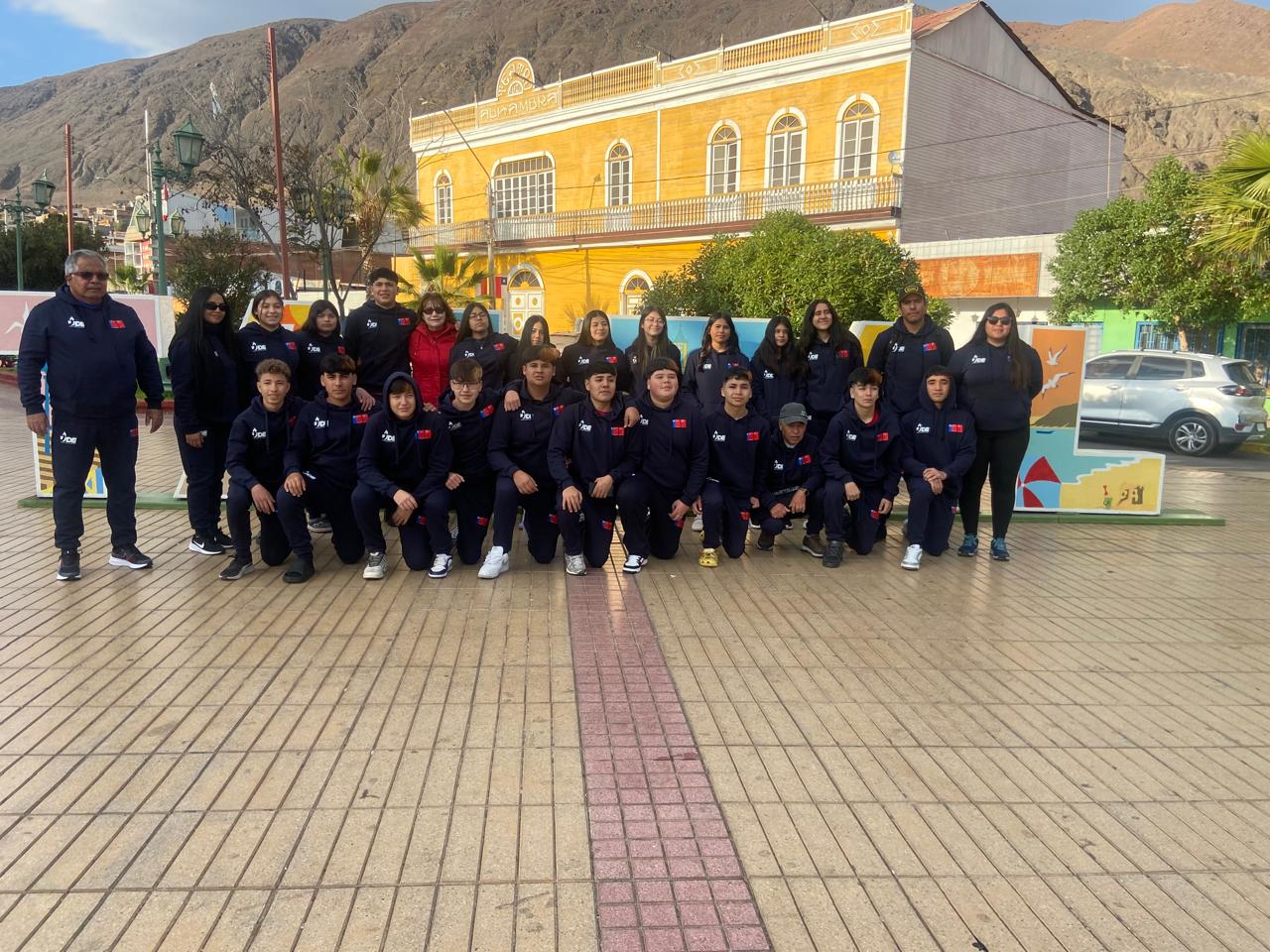 2025-08-30-ljcm-taltal-delegacion-nacional-basquet.jpg Delegación completa del Liceo Juan Cortés Monroy posa en la Plaza de Armas de Taltal antes de viajar al Nacional Escolar en Santiago.
