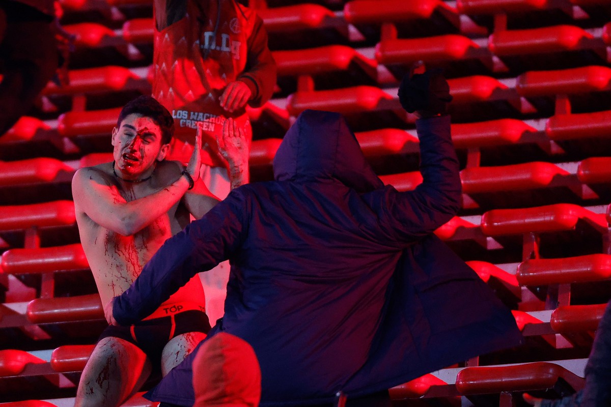 Graves enfrentamientos en el partido entre Independiente de Avellaneda y Universidad de Chile por octavos de final de la Copa Sudamericana. Foto: EFE/ Juan Ignacio Roncoroni