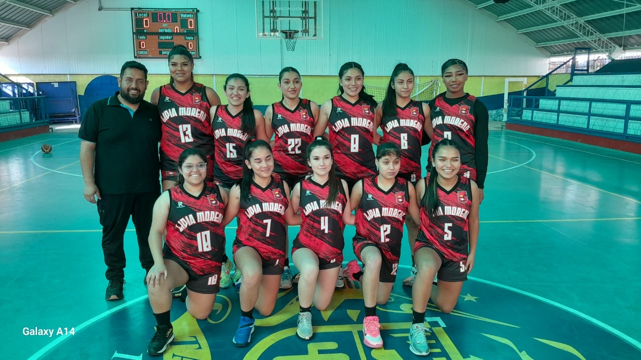 Plantel femenino del Colegio Lidia Moreno, campeón regional de básquetbol damas juvenil 2025, posa en el Estadio Techado de Taltal.