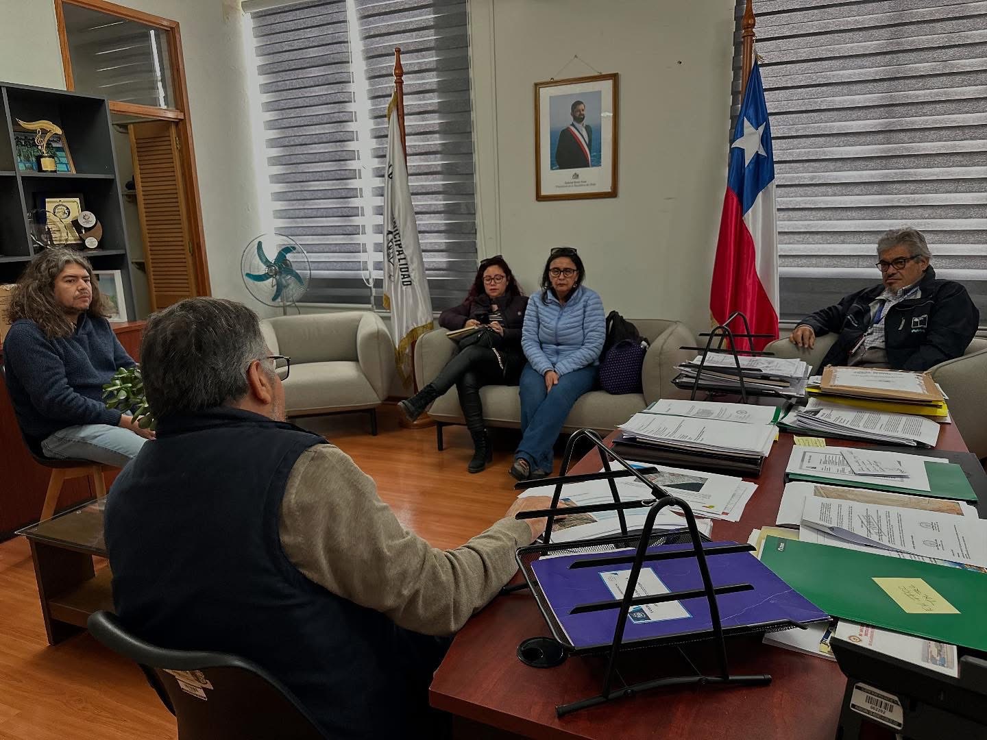 Reunión técnica en el despacho municipal de Taltal entre el alcalde Mario Acuña y profesionales de la Dirección de Obras Hidráulicas del MOP.