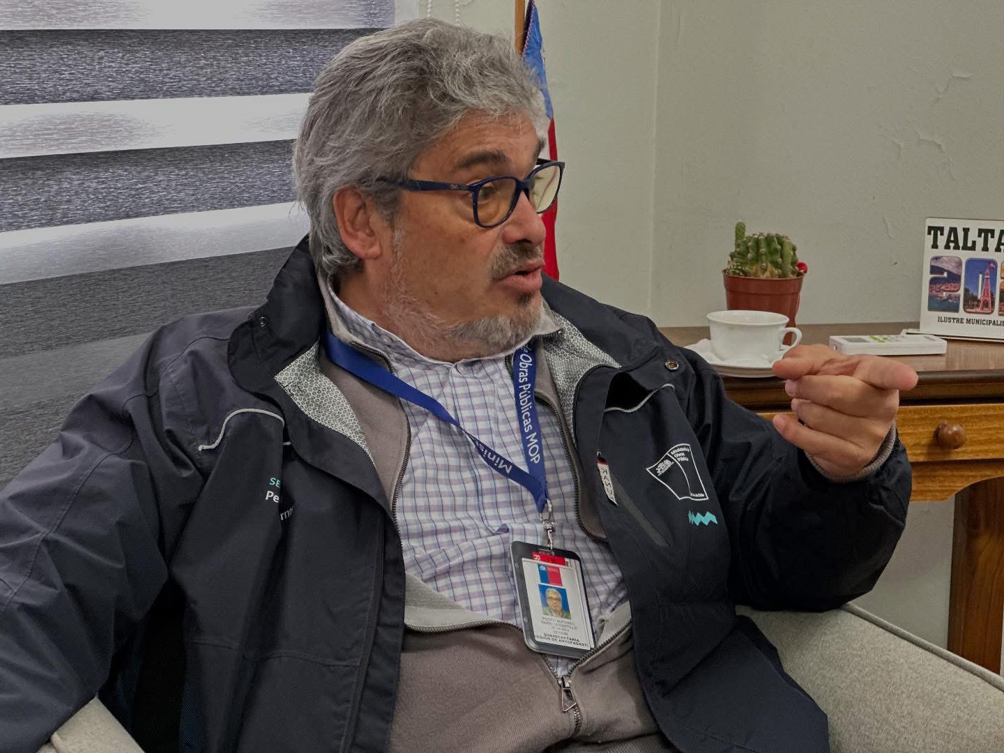 Profesional del MOP–DOH detalla avances del proyecto de estanque de agua potable para el sector Tiro al Blanco.