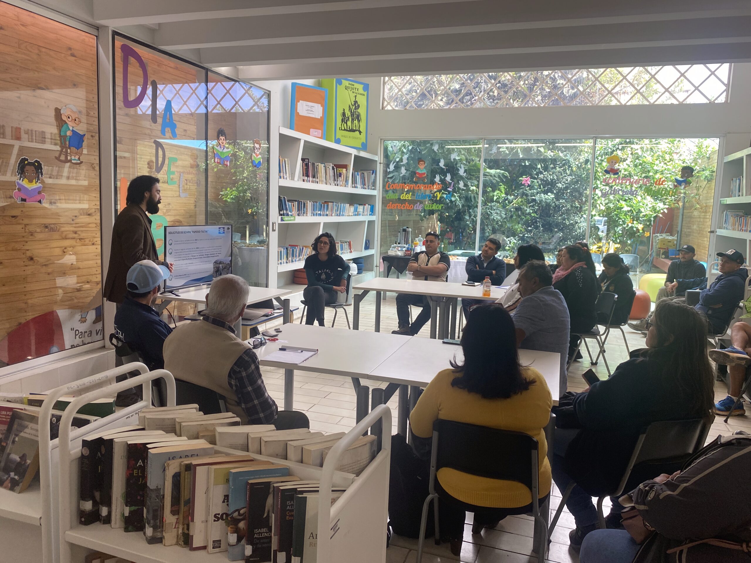 IMG_2209 Jornada doble en la Biblioteca de Taltal acordó una hoja de ruta para turismo comunitario e indígena: aclaración de mitos sobre el ECMPO, mapeo sensible y formación de guías locales con enfoque biocultural.