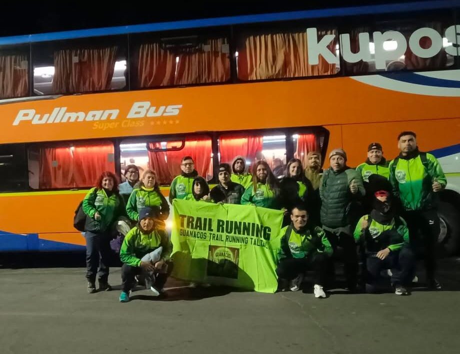 Delegación del equipo de Trail Running "Guanachos" ad portas de subir al bus que los trasladará a la competencia en la localidad de Ovalle.