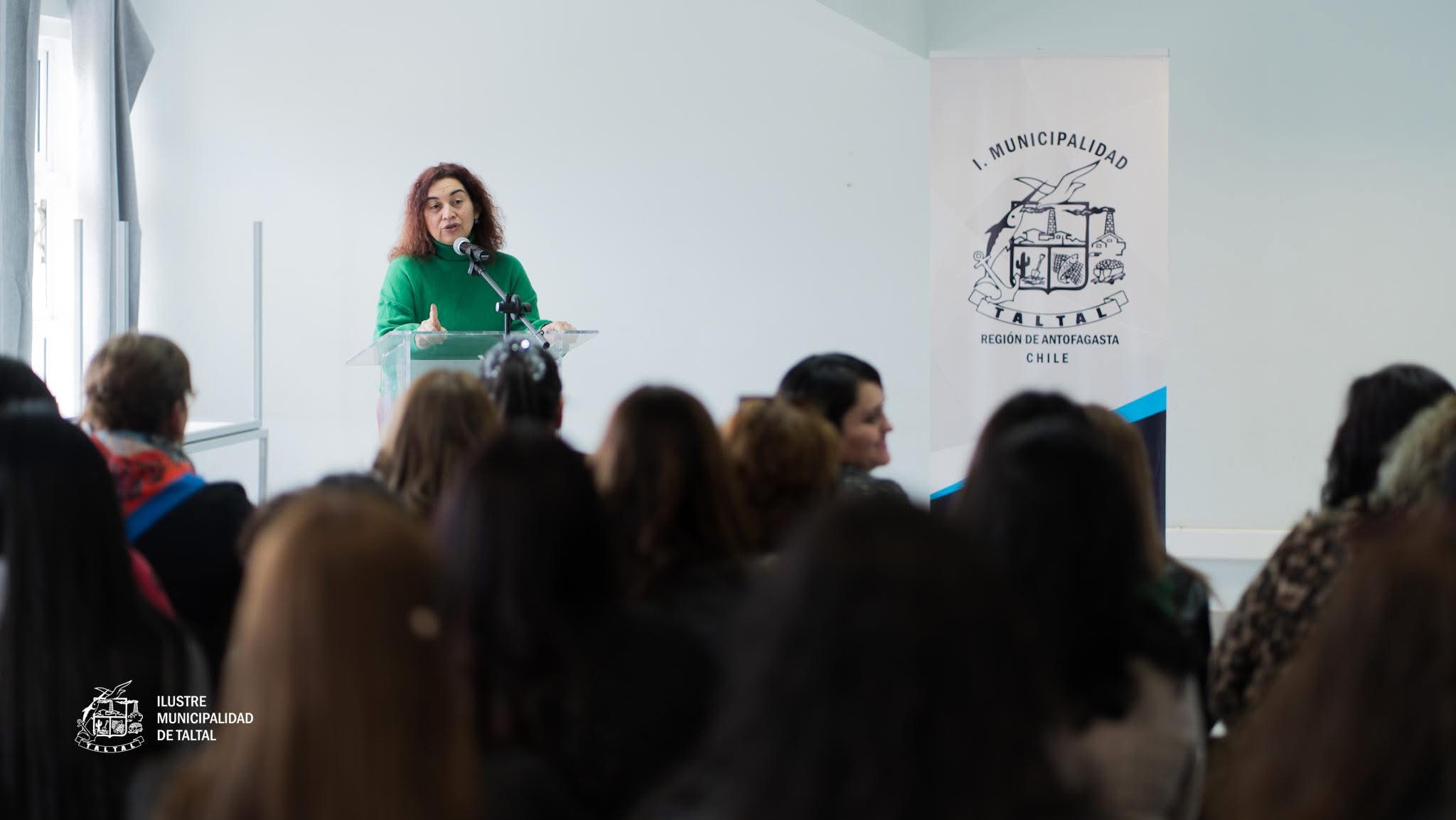Administradora municipal Marlen Sánchez da palabras de bienvenida a la actividad.
