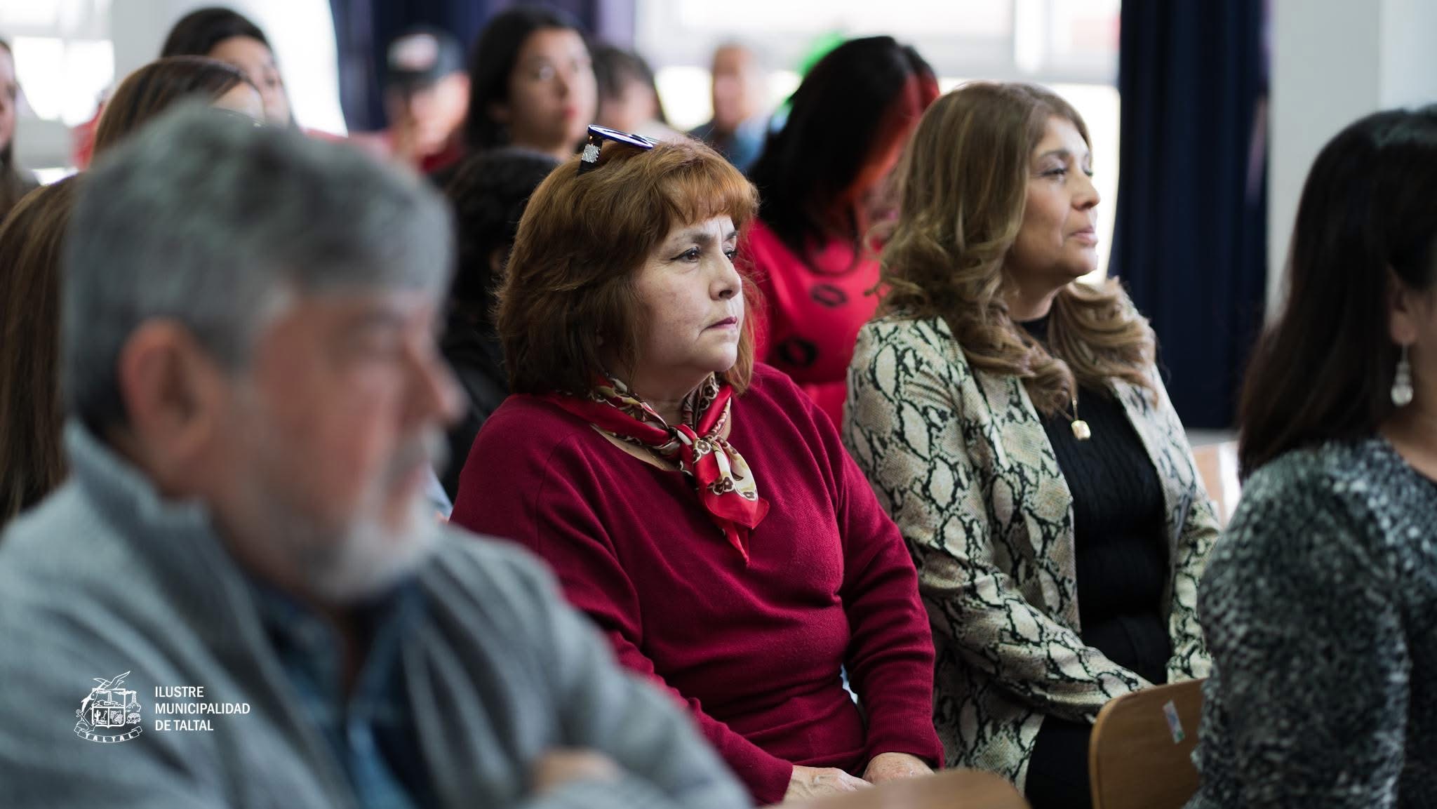 Asistentes escuchan con atención la ceremonia de entrega de reconocimiento en la capacitación en peluquería básica