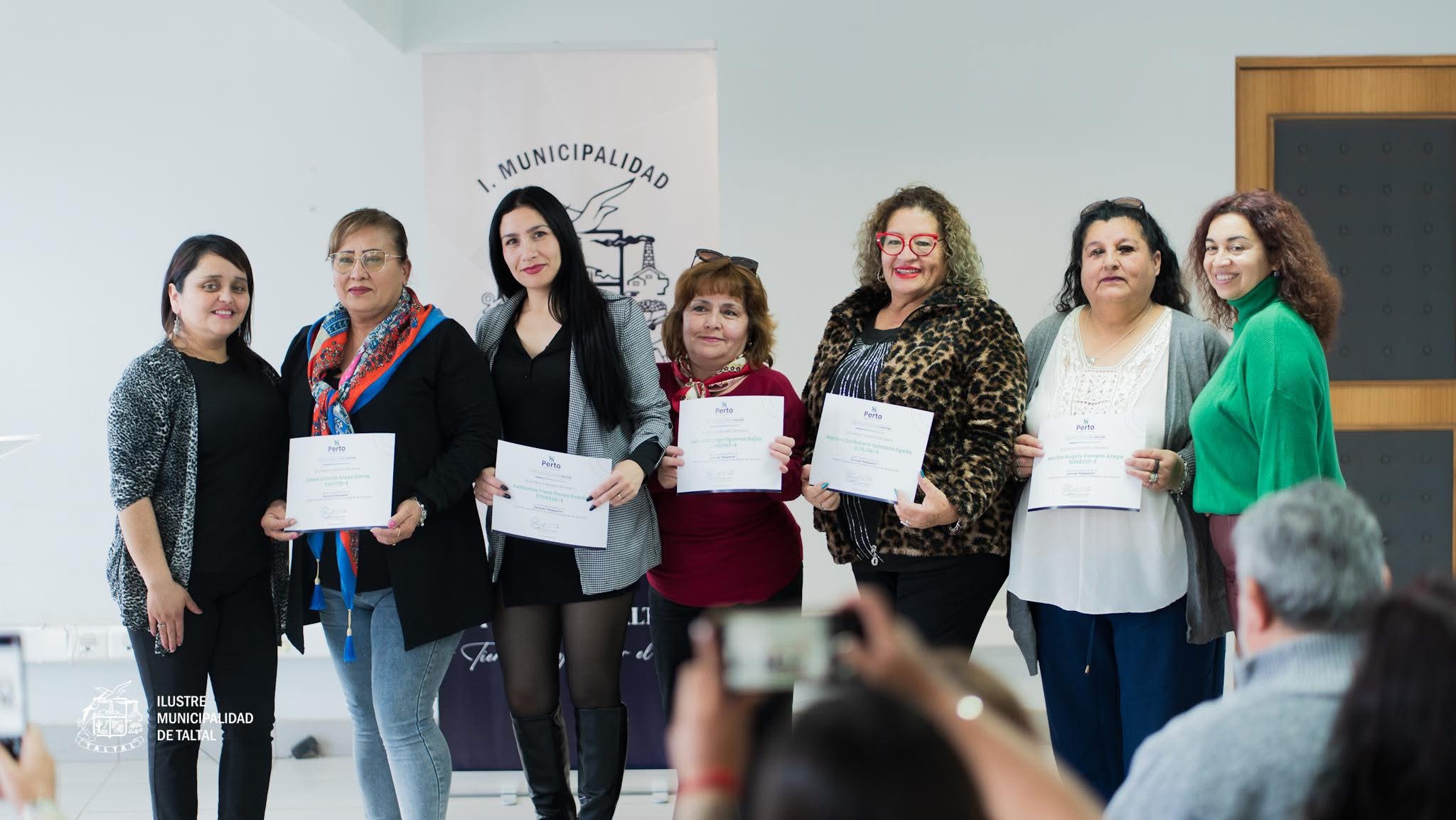 Asistentes reciben diploma de reconocimiento en manos del director DIDECO Juan Mediano y administradora municipal Marlen Sanchez
