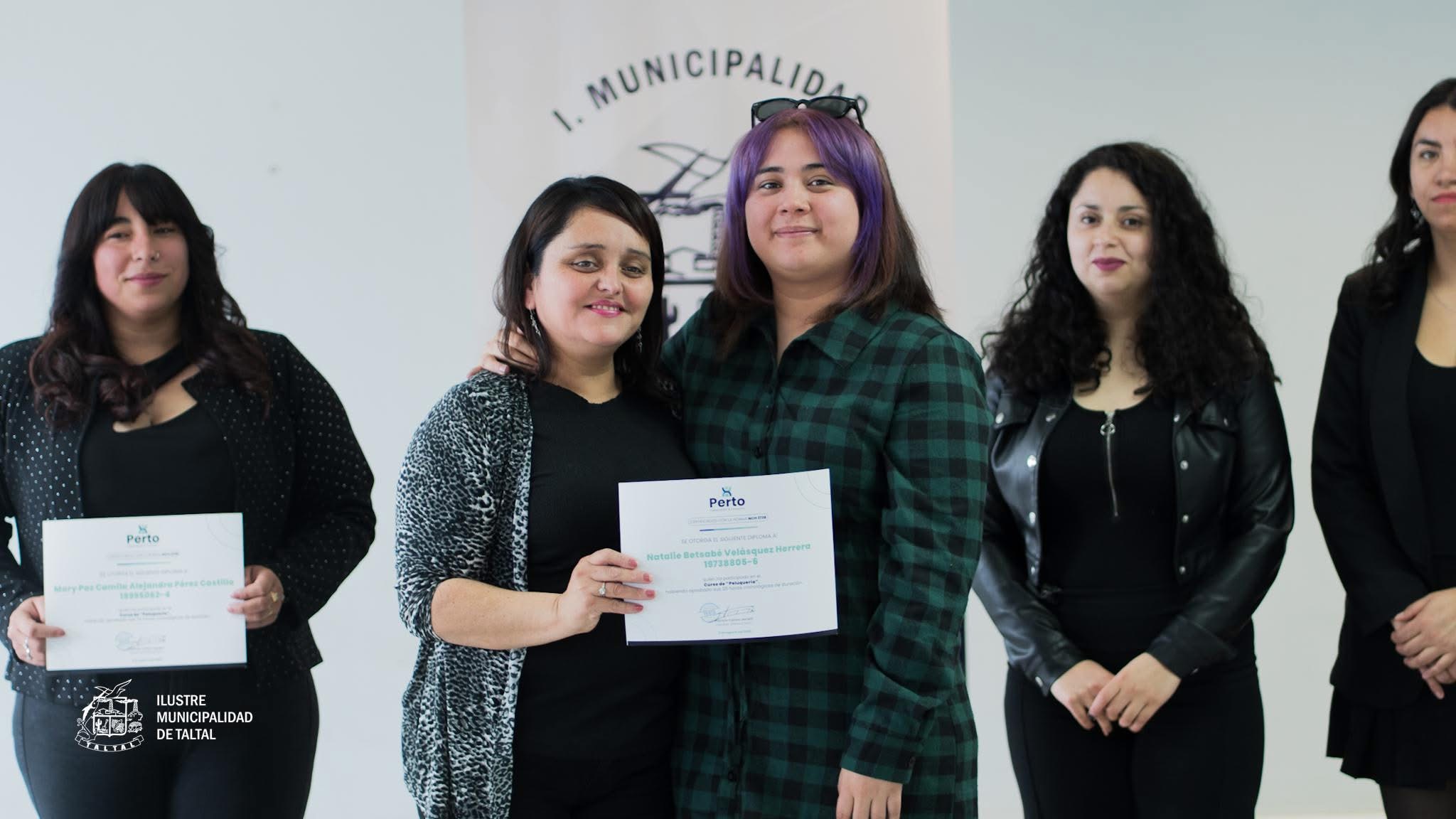 Asistentes reciben diploma de reconocimiento en manos del director DIDECO Juan Mediano y administradora municipal Marlen Sanchez