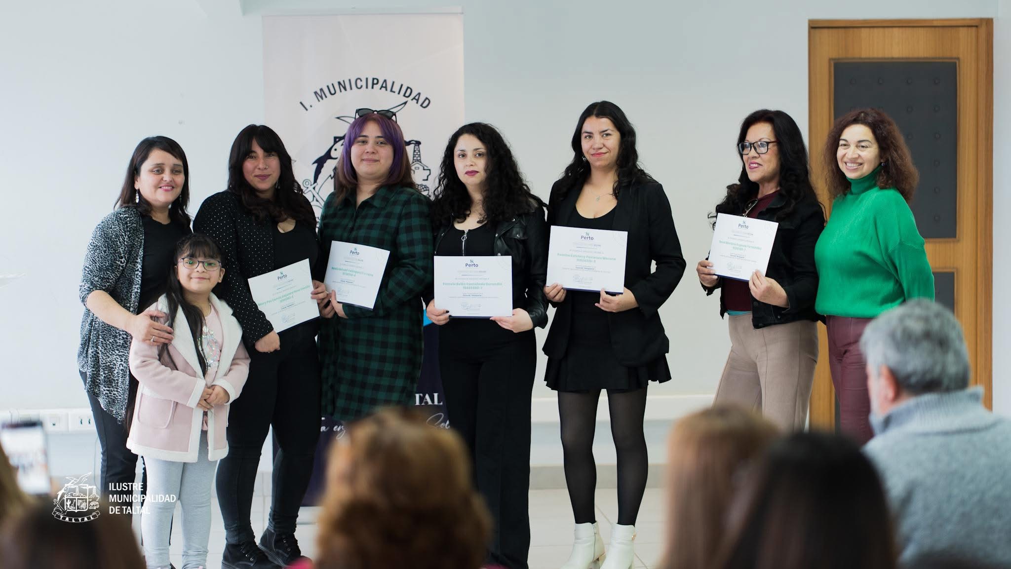 Asistentes reciben diploma de reconocimiento en manos del director DIDECO Juan Mediano y administradora municipal Marlen Sanchez