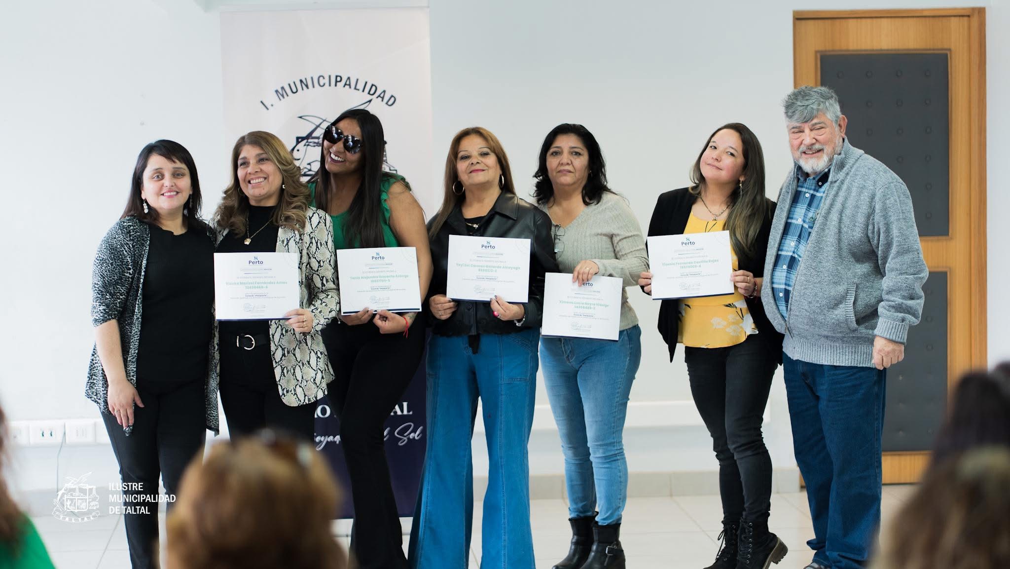 Asistentes reciben diploma de reconocimiento en manos del director DIDECO Juan Mediano y administradora municipal Marlen Sanchez