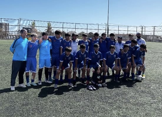 Plantel sub-15 de Taltal posa en la cancha junto al cuerpo técnico.