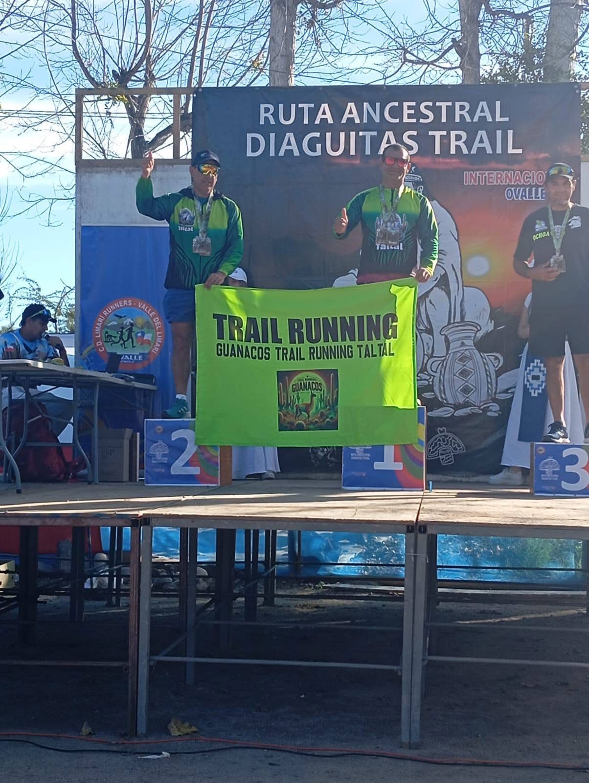 El presidente del club y gran exponente del atletismo taltalino Javier Astorga posa en el segundo lugar del podio.