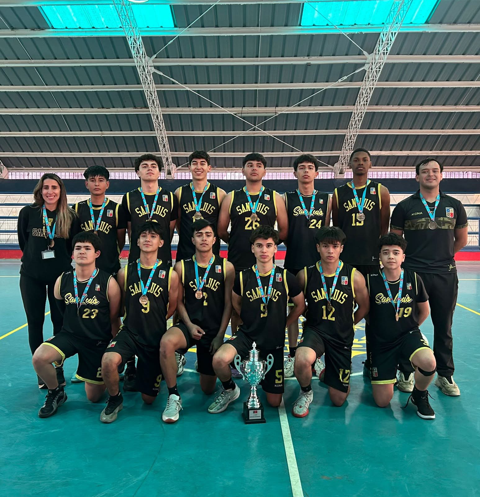 Foto oficial del Colegio San Luis, campeón regional de básquetbol varones juvenil 2025, levantando la copa en Taltal.