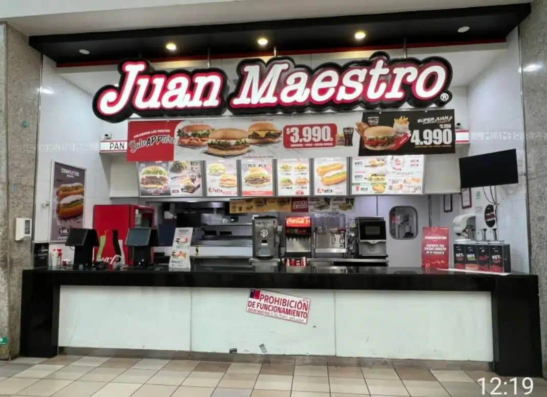 cierre-juan-maestro-mallplaza-antofagasta-fiscalizacion-sanitaria-2025 Seremi de Salud prohibió el funcionamiento del local tras denuncia por un tornillo en un sándwich. Hallaron hongos en máquinas de hielo, óxido y malas prácticas.