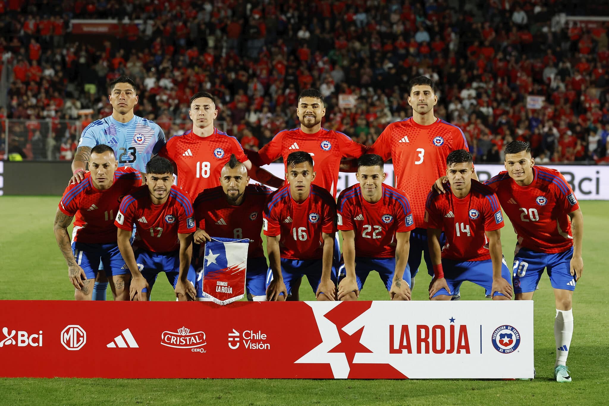 chile-venezuela-archivo-pulsocomunal.jpg Plantel de la selección chilena posa frente a los reporteros gráficos antes de un partido por Eliminatorias.