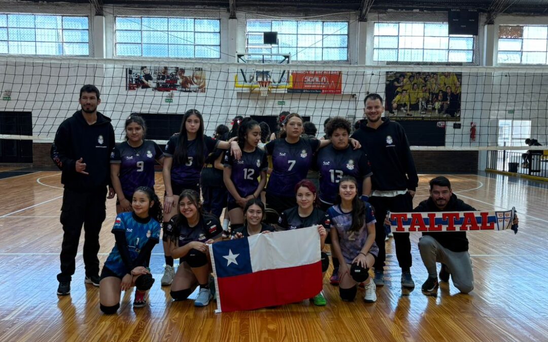 Jornada triple para la U-16 Voley Taltal en el Mundialito de Córdova: ganó por la mañana a Parque Oeste (2–0) y cayó en la tarde con Comercio y Poeta (0–2); clasificadas a Triangular Copa Plata