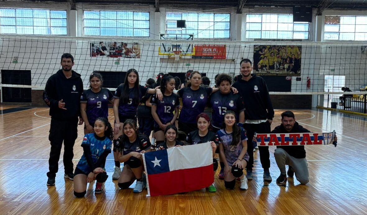 volley-u16-taltal-cordoba-triple-jornada-copa-plata-2025-08-23 Academia Voley Taltal U16 jugó tres partidos: ganó 2–0 a Parque Oeste por la mañana y perdió 0–2 con Comercio y Poeta por la tarde; jugará Copa Plata el domingo en el Hindú Club.