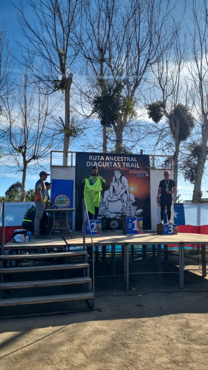 Representante del club Guanacos Trail Running Taltal posa en el podio.