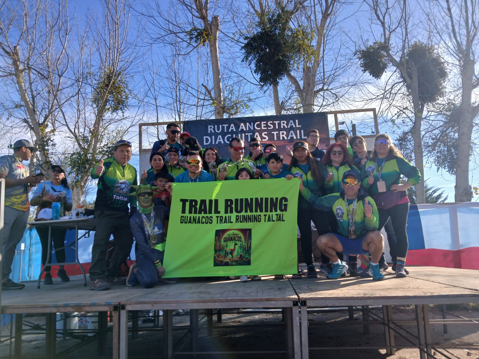 Guanacos Trail Running Taltal, familia completa y corredores posan en el escenario en Ovalle