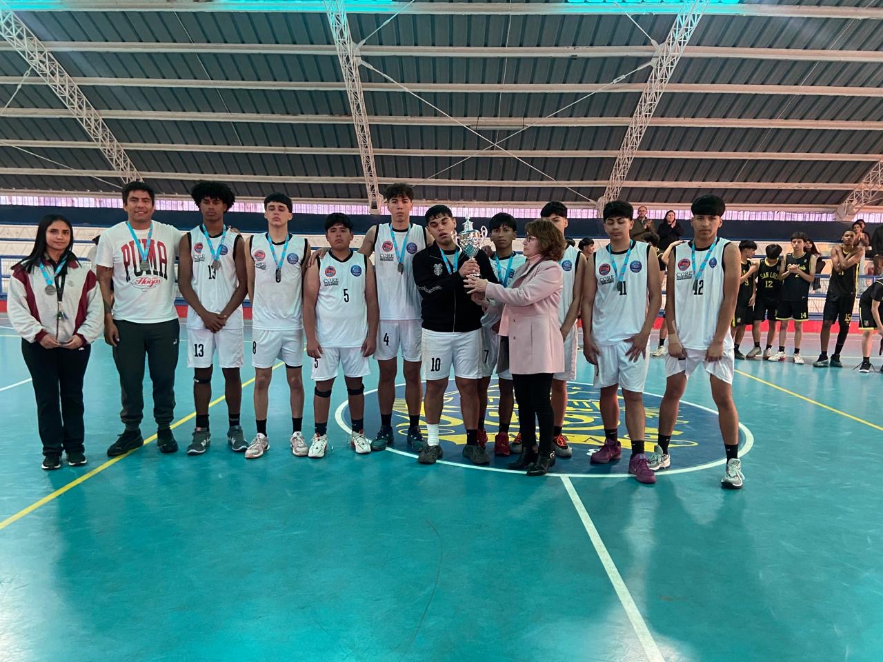 Plantel del Liceo C-21 de Taltal posa con medallas como subcampeón regional de básquetbol juvenil 2025.