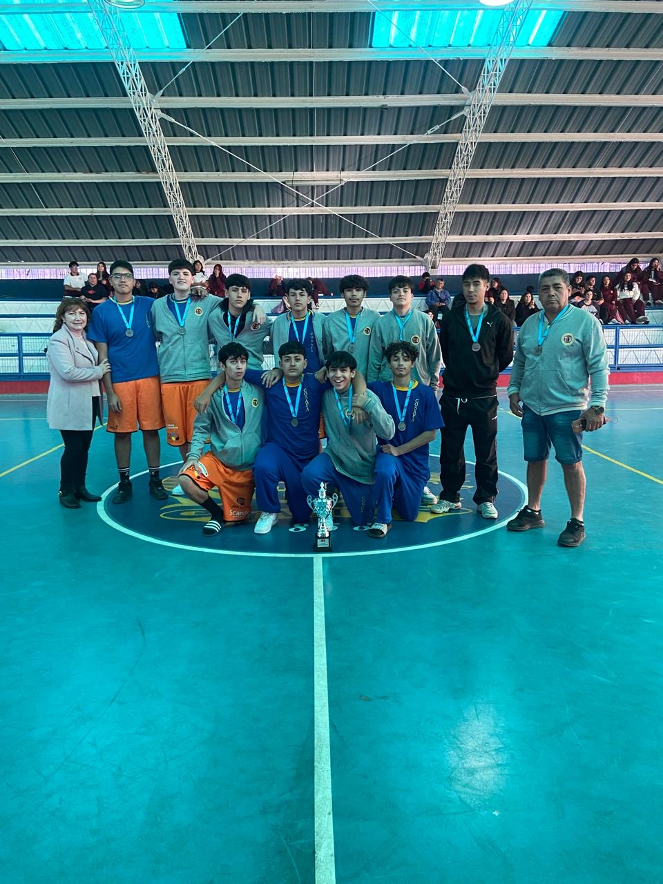 Tocopilla recibe trofeo y medallas de por el tercer lugar juvenil 2025 en la ceremonia de premiación.El Liceo C-21 de Taltal recibe trofeo y medallas de subcampeón regional juvenil 2025 en la ceremonia de premiación.