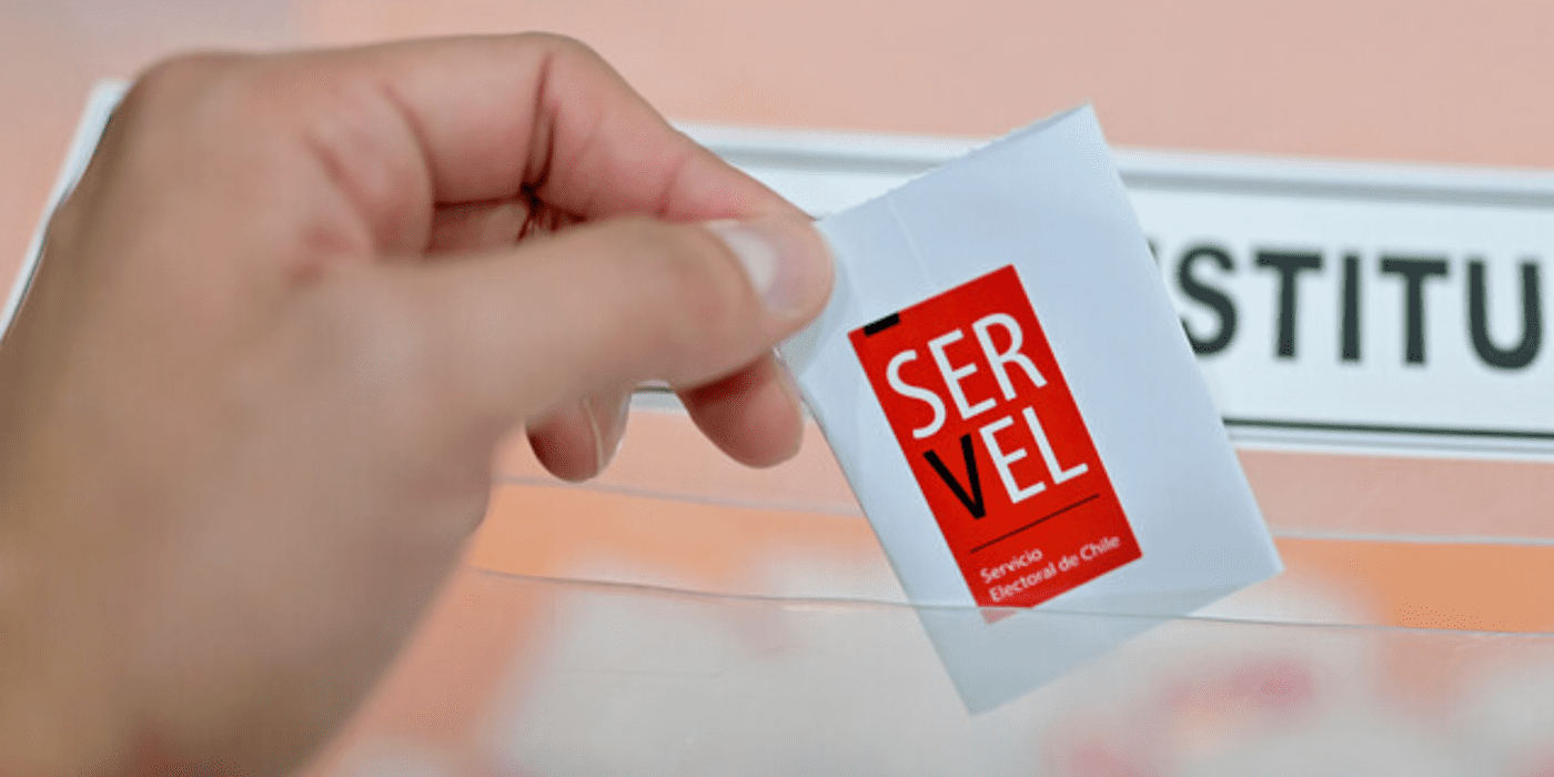 antofagasta-listas-parlamentarias-2025-servel-pulsocomunal.jpg Fachada del Servel en Antofagasta con personas realizando trámites de inscripción en día de cierre de listas parlamentarias 2025