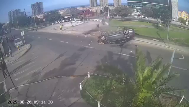 Transeúntes reducen a conductor tras volcamiento en el norte de Antofagasta: denuncian presunta ebriedad