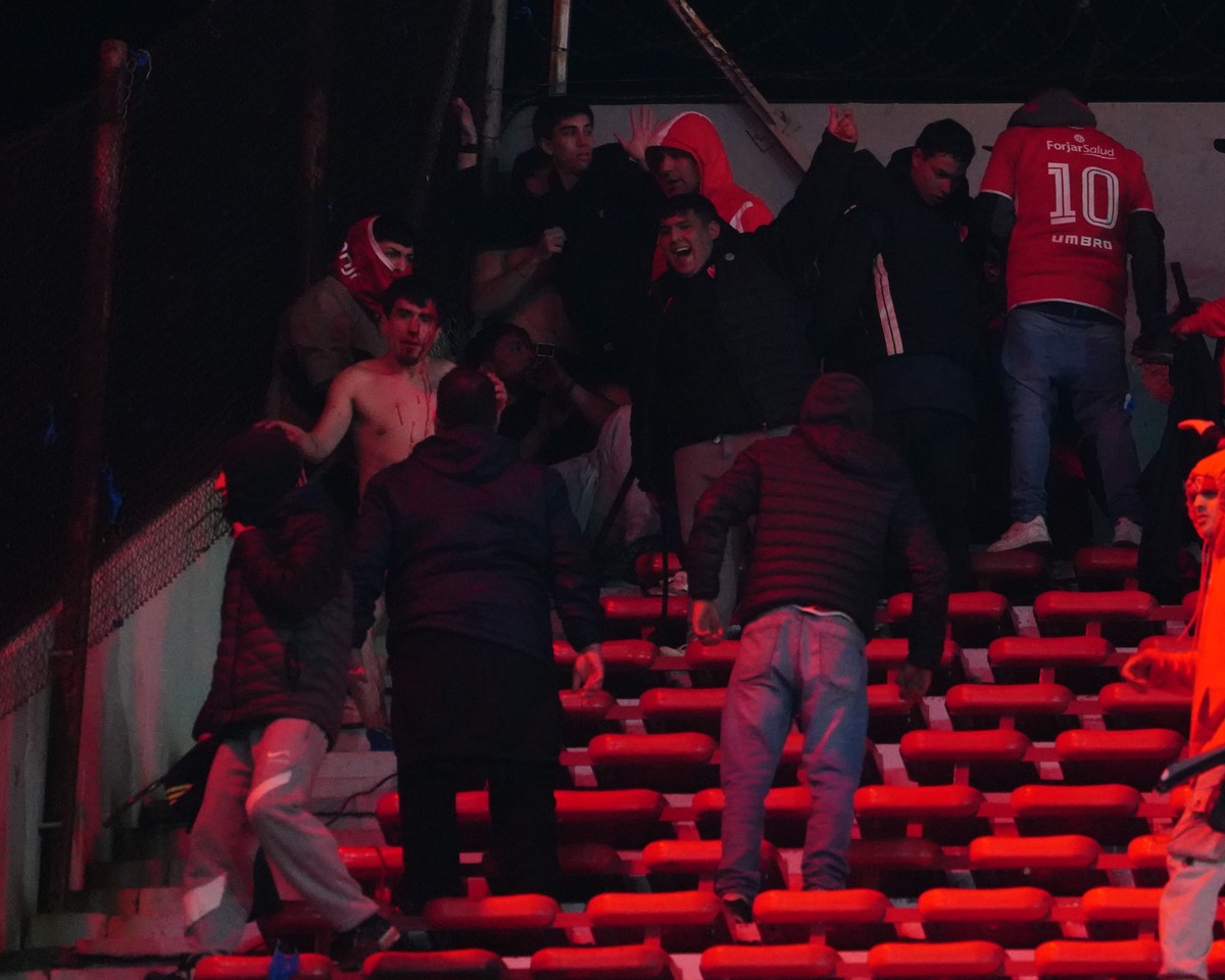 Las imágenes de gente ensangrentada empezaron a verse por la Tribuna Baja. Foto: Marcelo Carroll