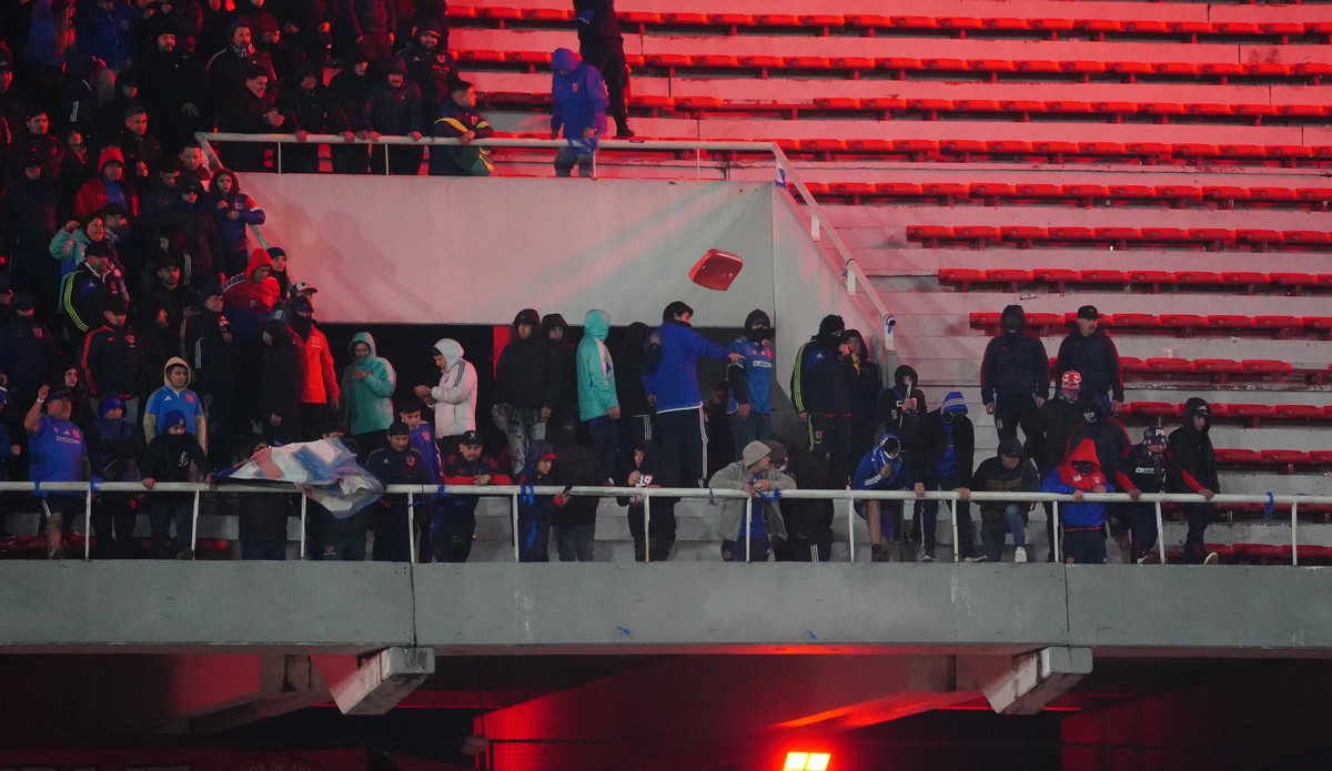 Incidentes fatales en las tribunas en el partido entre Independiente y Universidad de Chile. Foto: Marcelo Carroll