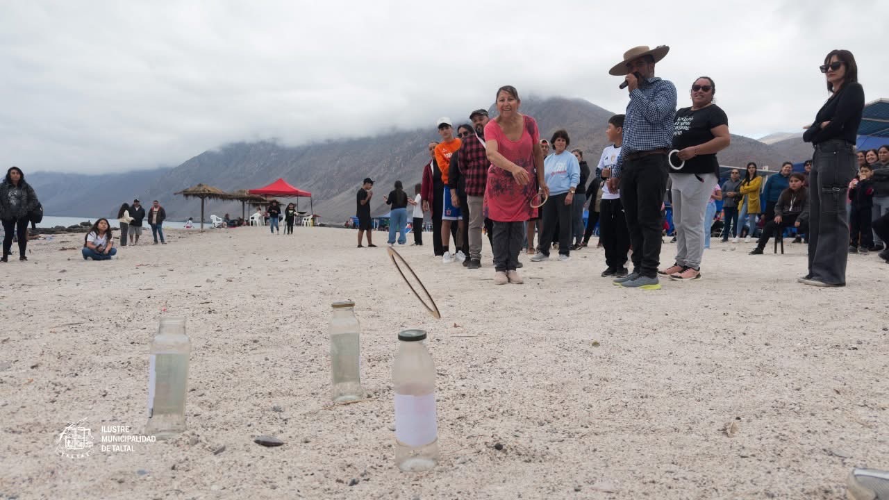 Competencia de argollas al cuello de botellas en Poza Las Peñas.