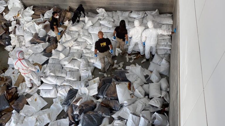 Basura acumulada en sector de la Puntilla, Taltal, denunciada por el Baile Religioso Morenos del Carmen.