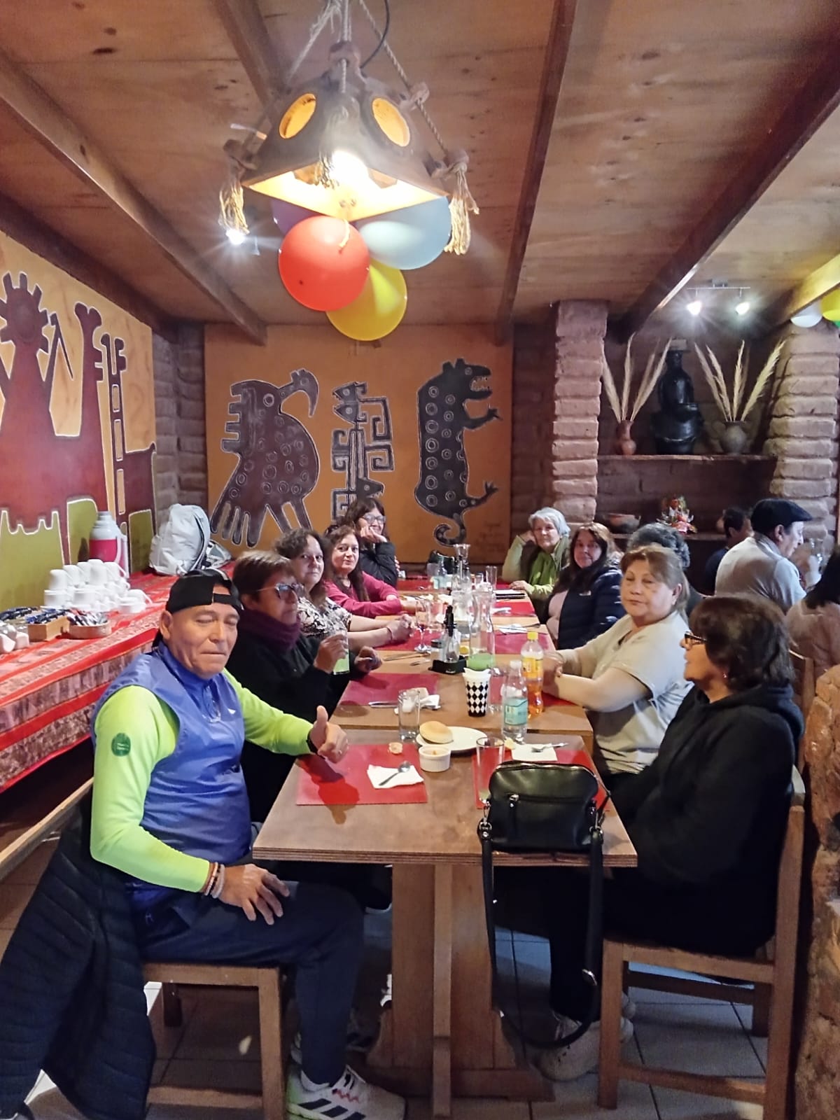 Personas mayores de Taltal comparten almuerzo en restaurante de San Pedro de Atacama.