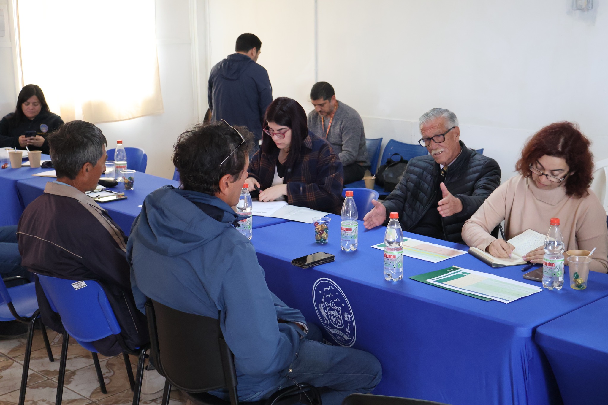 Funcionarios municipales toman antecedentes y vecinos explican problemáticas locales en Paposo.